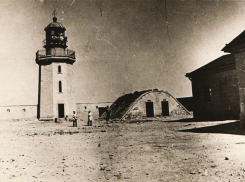 Кому посреди степи светит астраханский маяк и как его туда занесло