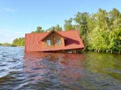 В Астраханской области половодье унесло дом