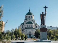 Губернатор поздравил астраханцев с православным праздником