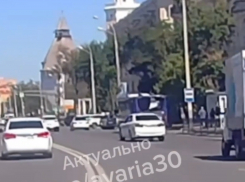 Гнал по встречке несмотря ни на что: в Астрахани опытный водитель удивил всех