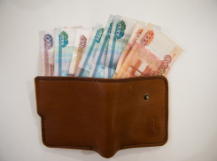 В Астрахани пристав списала долги своему сожителю