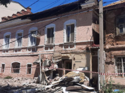 В Астрахани в жилом доме обрушилась часть крыши