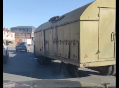 Астраханец поцарапал прицепом без шин новый асфальт на улице Перовской