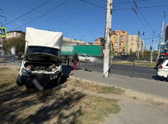 В Астрахани автофургон въехал в толпу пешеходов на тротуаре