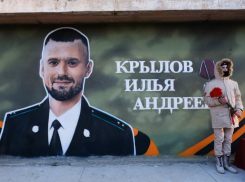 В Астрахани на здании военкомата появились граффити в честь героев СВО