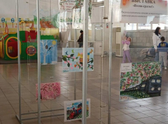 Выставка детских рисунков «Весна-красна!» открылась на железнодорожном вокзале Астрахани