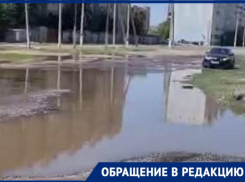 В Астрахани улица Куликова тонет в канализационных водах и бездонных дорожных ямах