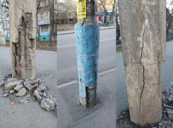 В Астрахани на улице Луконина рассыпаются железобетонные столбы