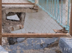 В Астраханской области на мосту через ерик Сухой Рычан обвалилась плита пешеходной зоны