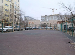 В Астрахани поэтапно обновят дворовую спортплощадку на улице Краснодарской