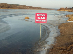 В Астрахани мужчина чуть не погиб подо льдом