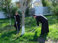 Активисты провели в популярном астраханском парке этносубботник