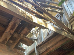 По факту обрушения балкона в Астраханской области возбудили уголовное дело