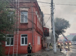 В Астрахани на улице Адмиралтейской 46 спасателей тушат крупный пожар