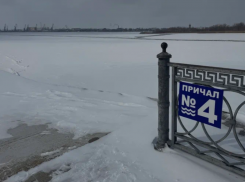 Любителей зимней рыбалки в Астрахани попросили воздержаться от выхода на лед