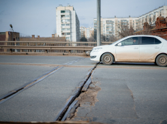 Не опять, а снова: на Новом мосту чинят ямы 