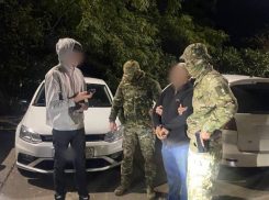 Астраханец, спасая мигрантов, засунул деньги в карман должностного лица