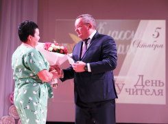 Председатель астраханской облдумы наградил лучших педагогов Камызякского района