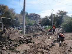 Астраханцам с нуля создают тротуар и дорогу на улице Немова