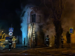 Ночью в Астрахани начался пожар в двухэтажном жилом доме