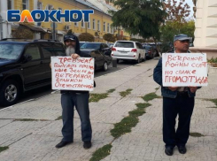 Астраханцы устроили пикет в защиту ветеранов ВОВ, которых селят на свалке 