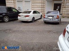 Астраханские дорожники закатали в новый асфальт канализационные люки