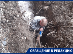 В Астрахани у железной дороги вода топит двухэтажный дом