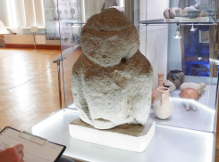 В Астрахани каменная баба исполняет желания 