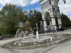 Стартовал сезон фонтанов: астраханцев попросили их беречь