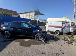 В Астрахани машина скорой помощи попала в ДТП: пострадали двое