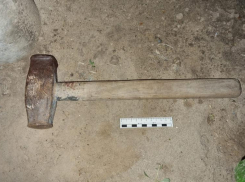 Пьяный астраханский пенсионер забил знакомого кувалдой