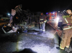 В Астрахани при столкновении трех авто разлилось топливо и погибли люди