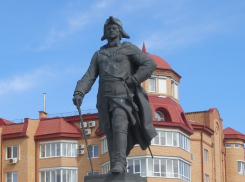 Астраханец подкатил к Петру I, получил штраф и извинился на камеру