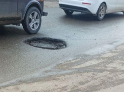 В Астрахани на улице Победы ушел под землю канализационный люк