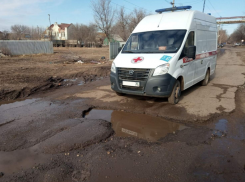 В Астрахани из-за проблемной дороги переулка Чугунова скорая помощь опаздывает к пациентам
