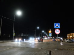 В Астрахани на аварийной улице заработало наружное освещение