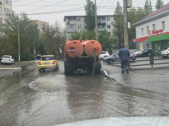 Ночью в Астрахани с улиц откачали 412 тысяч литров дождевой воды
