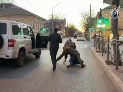 В Астрахани двух полицейских заподозрили в подкидывании наркотиков