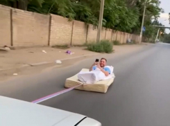 Астраханец устроил перформанс на матрасе около военкомата 