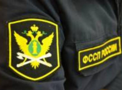 Астраханские приставы заставили управляющую компанию починить крышу