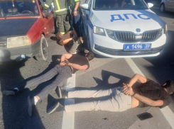 В Астрахани задержали водителя и его пассажиров за конфликт с полицией