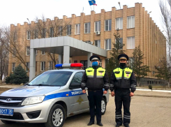 Полицейские расстегнули верхнюю одежду лежащего на земле астраханца