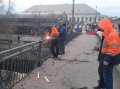 В Астрахани коммунальщики починили заграждение на Красном мосту