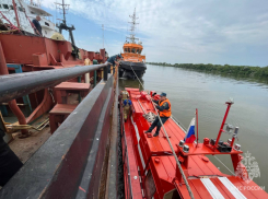 Под Астраханью загорелось судно на реке 