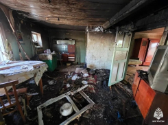 Под Астраханью сгорел жилой дом, пострадали двое человек