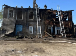 В Астрахани сгорел нежилой двухэтажный дом 