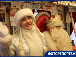 На астраханском вокзале Дед Мороз, Шуршик и сказочные кролики устроили праздник для астраханцев. Фоторепортаж