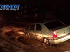 Астраханские водители жалуются на «беспросветную» яму на улице Бэра