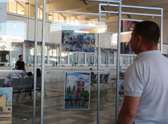 Выставку художественных работ открыли на железнодорожном вокзале Астрахани