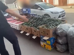 На рынке в Астрахани убрали картонные прилавки, мешавшие прохожим и водителям